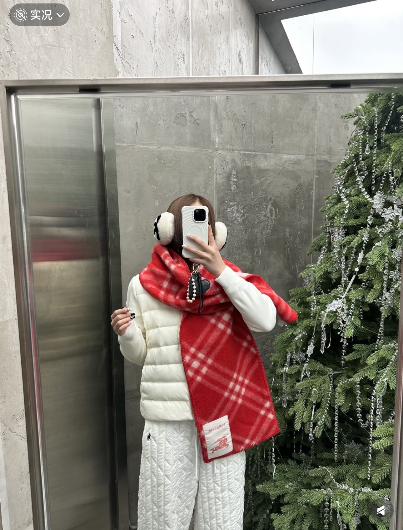 NO:704428,(Higher version)  The new model is the same as Jun Ji-hyun's. It's perfect for couples. It's so beautiful. It's sold out as soon as it comes on the market. You can't buy it even in the queue. This Burberry scarf has a low-key sense of luxury. It's a great match. It can be used in various ways. It's the same style for men and women. The more you look at it,  The more I love it, the more I look at it, the more fashionable it becomes. The more I look at it, the more I like this kind of craftsmanship and color matching. You can tell at a glance that it is not from an ordinary big factory. I really like this master-level fashion sense. Fashionable people with attitude will definitely like it. Young, fashionable, confident, and attitude. Very beautiful!  This kind of design is more stretched, more advanced, more grand, and more durable. Recommended: Holding the scarf in your hand feels like holding a cloud, and the airy and soft feeling is really very advanced. Finally, the biggest feature of this is the integrated hemming process of thick thread knitting technology, which perfectly presents Burberry's plaid pattern. Specifications: 30*182cm high version scarf, high version scarf, burberry19860909（高版本）  新款全智贤同款,搭配情侣款绝绝子呀,美爆了的款,柜子一上市就售罄,排队都买不到的款,低调的奢侈感这款Burberry围巾,巨好搭配,各种hold住,男女同款,越看越爱,越看越时髦,越看越喜欢这种工艺和配色一看就知道不是一般的大工厂的,非常非常喜欢这种高手级别的时髦感,有态度的时髦人一定会喜欢.年轻,时髦,自信,有态度.很美！这样的设计更舒展,更高级,更大气,更加经得起推荐围巾握在手里就跟握着云朵般的仍空气绵绵感真的非常高级最后,这个最大的特色还有粗线编织格工艺的一体式包边工艺,将Burberry的格纹另一种完美呈现.规格:30*182cm高版本围巾,高版本围巾,burberry,scarf