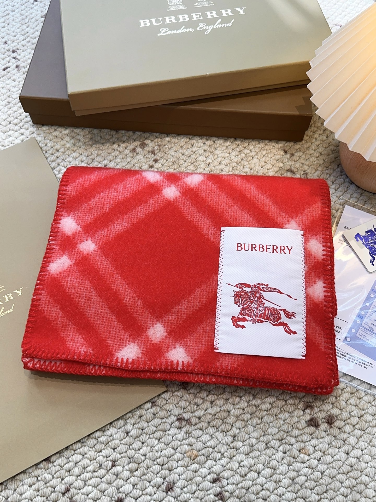 Burberry 新款全智贤同款 搭配 绝绝子呀 美爆了的款 柜子一上市就售罄 排队都买不到的款 低调的奢侈感 这款Burberry围巾