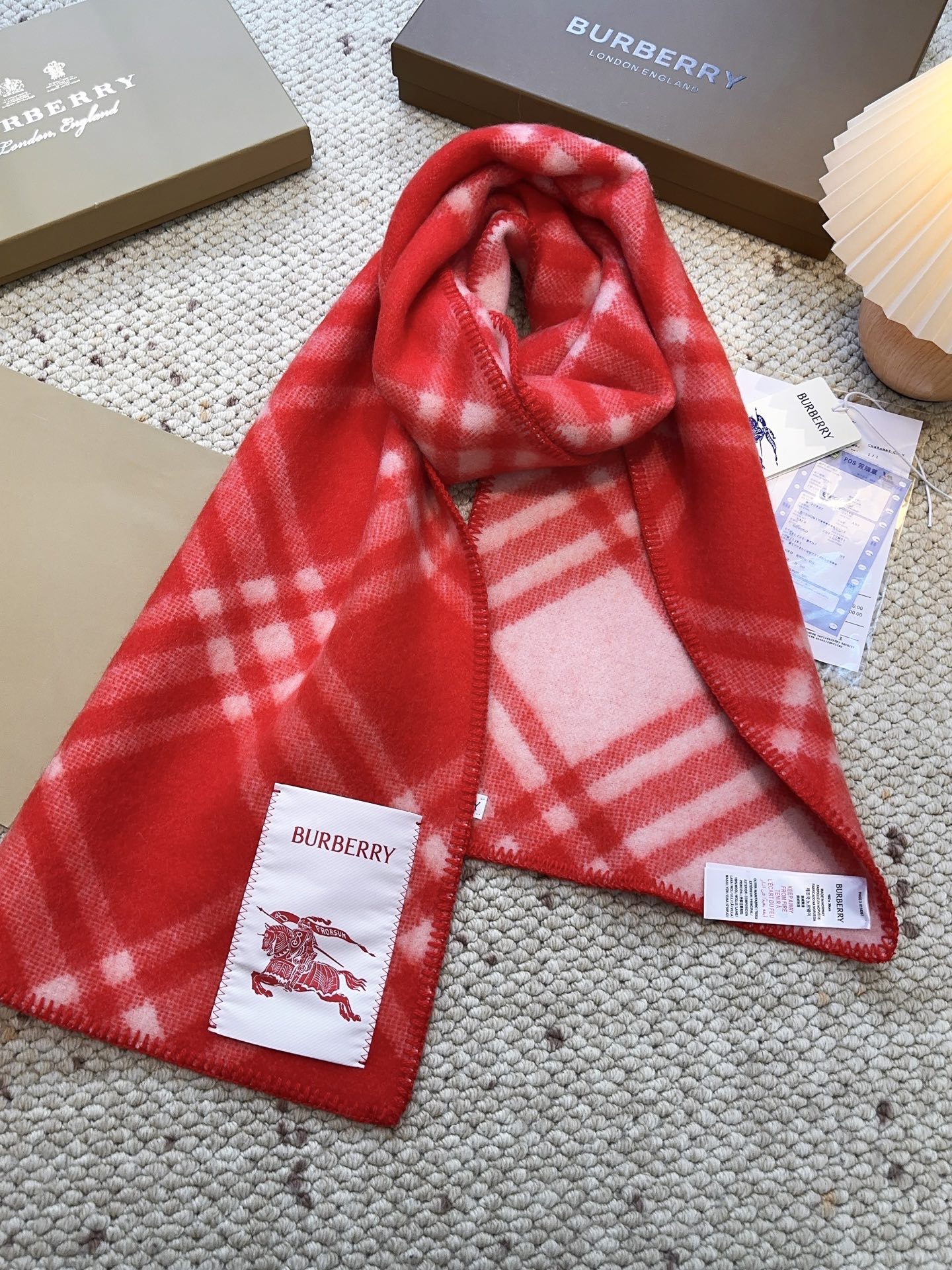 💰358 (高版本)
新款全智贤同款,搭配情侣款绝绝子呀,美爆了的款,柜子一上市就售罄,排队都买不到的款,低调的奢侈感❗️这款Burberry围巾,巨好搭配,各种hold住,男女同款,越看越爱,越看越时髦,越看越喜欢❗️这种工艺和配色一看就知道不是一般的大工厂的,非常非常喜欢这种高手级别的时髦感,有态度的时髦人一定会喜欢。年轻,时髦,自信,有态度。很美!这样的设计更舒展,更高级,更大气,更加经得起推荐‼️围巾握在手里就跟握着云朵般的仍空气绵绵感❗️真的非常高级〰最后,这个最大的特色还有粗线编织格工艺的一体式包边工艺,将Burberry的格纹另一种完美呈现。规格:30*182cm