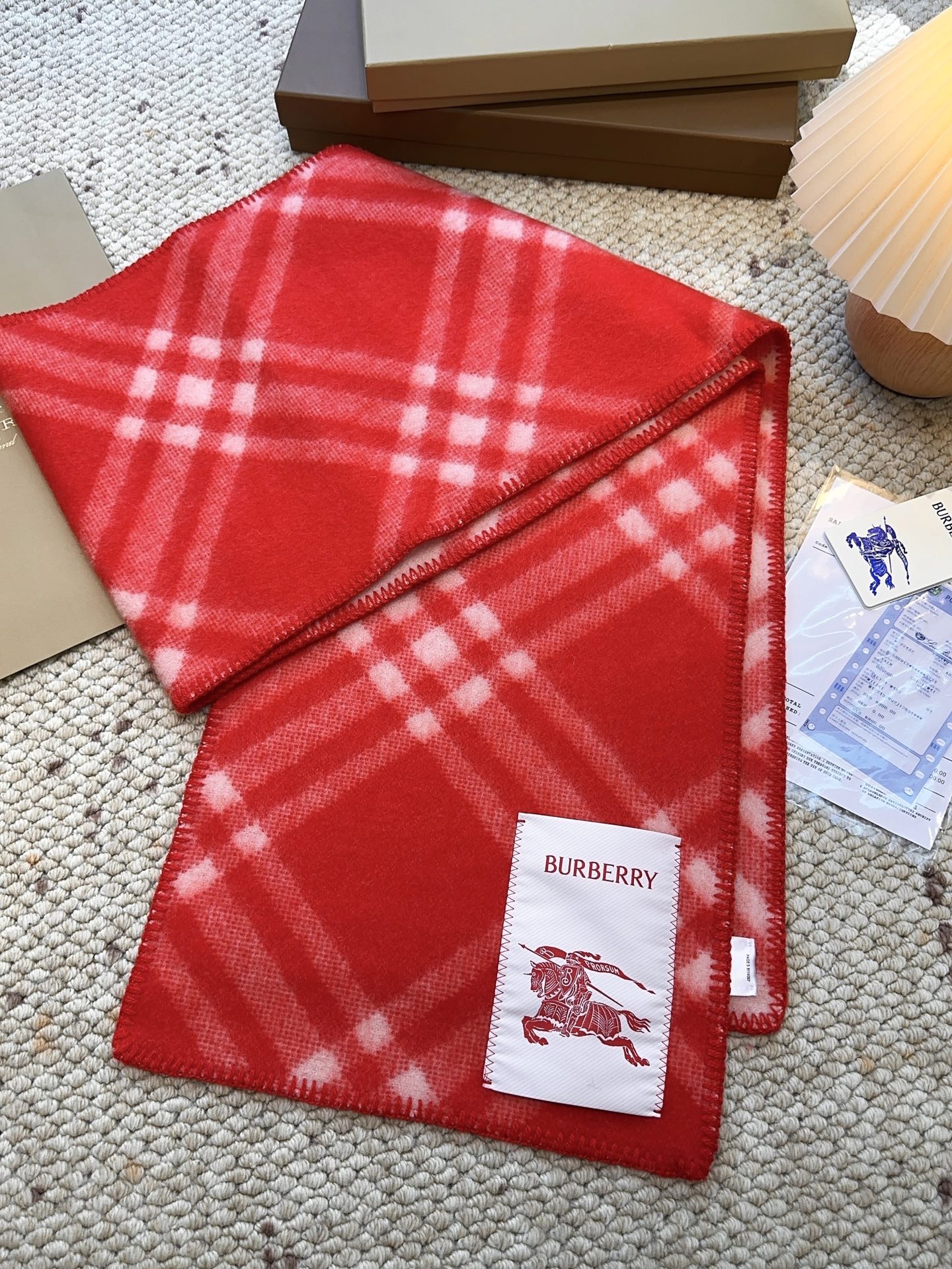 💰358 (高版本)
新款全智贤同款,搭配情侣款绝绝子呀,美爆了的款,柜子一上市就售罄,排队都买不到的款,低调的奢侈感❗️这款Burberry围巾,巨好搭配,各种hold住,男女同款,越看越爱,越看越时髦,越看越喜欢❗️这种工艺和配色一看就知道不是一般的大工厂的,非常非常喜欢这种高手级别的时髦感,有态度的时髦人一定会喜欢。年轻,时髦,自信,有态度。很美!这样的设计更舒展,更高级,更大气,更加经得起推荐‼️围巾握在手里就跟握着云朵般的仍空气绵绵感❗️真的非常高级〰最后,这个最大的特色还有粗线编织格工艺的一体式包边工艺,将Burberry的格纹另一种完美呈现。规格:30*182cm