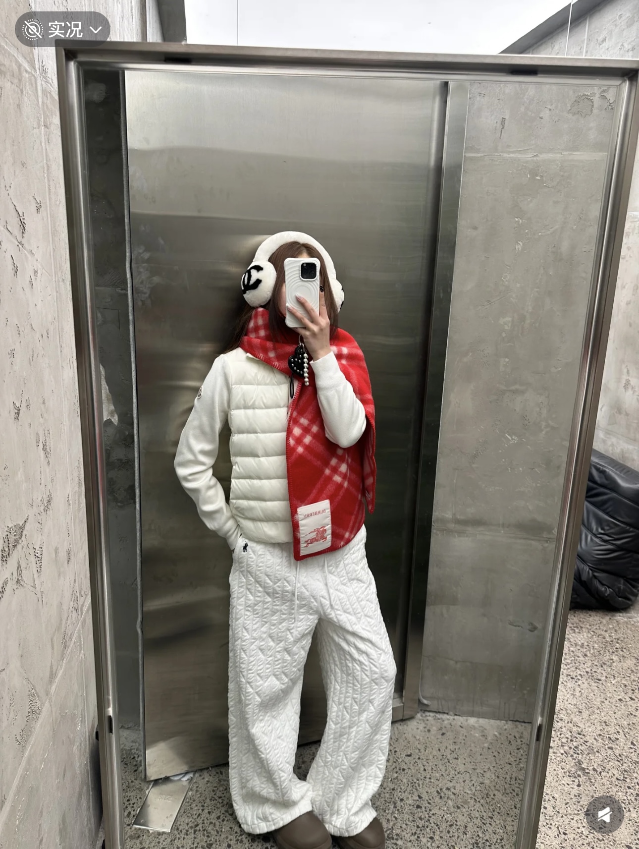 💰358 (高版本)
新款全智贤同款,搭配情侣款绝绝子呀,美爆了的款,柜子一上市就售罄,排队都买不到的款,低调的奢侈感❗️这款Burberry围巾,巨好搭配,各种hold住,男女同款,越看越爱,越看越时髦,越看越喜欢❗️这种工艺和配色一看就知道不是一般的大工厂的,非常非常喜欢这种高手级别的时髦感,有态度的时髦人一定会喜欢。年轻,时髦,自信,有态度。很美!这样的设计更舒展,更高级,更大气,更加经得起推荐‼️围巾握在手里就跟握着云朵般的仍空气绵绵感❗️真的非常高级〰最后,这个最大的特色还有粗线编织格工艺的一体式包边工艺,将Burberry的格纹另一种完美呈现。规格:30*182cm