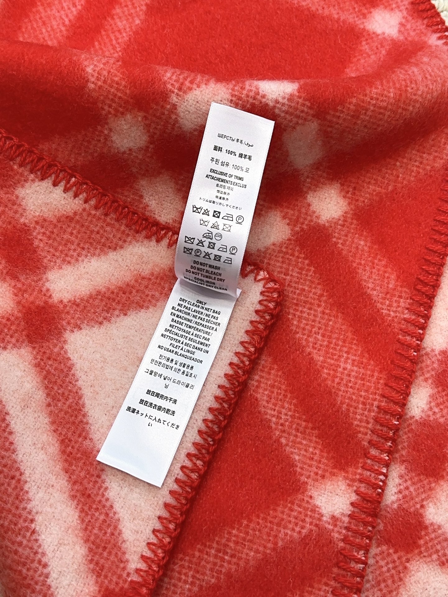 💰358 (高版本)
新款全智贤同款,搭配情侣款绝绝子呀,美爆了的款,柜子一上市就售罄,排队都买不到的款,低调的奢侈感❗️这款Burberry围巾,巨好搭配,各种hold住,男女同款,越看越爱,越看越时髦,越看越喜欢❗️这种工艺和配色一看就知道不是一般的大工厂的,非常非常喜欢这种高手级别的时髦感,有态度的时髦人一定会喜欢。年轻,时髦,自信,有态度。很美!这样的设计更舒展,更高级,更大气,更加经得起推荐‼️围巾握在手里就跟握着云朵般的仍空气绵绵感❗️真的非常高级〰最后,这个最大的特色还有粗线编织格工艺的一体式包边工艺,将Burberry的格纹另一种完美呈现。规格:30*182cm