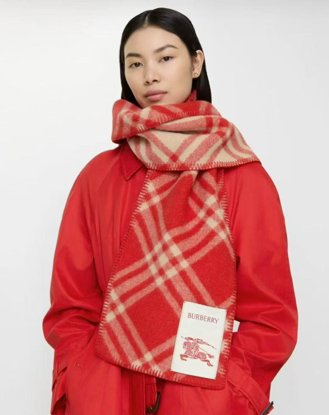 🉐️220 (高版本)
新款全智贤同款,搭配情侣款绝绝子呀,美爆了的款,柜子一上市就售罄,排队都买不到的款,低调的奢侈感❗️这款Burberry围巾,巨好搭配,各种hold住,男女同款,越看越爱,越看越时髦,越看越喜欢❗️这种工艺和配色一看就知道不是一般的大工厂的,非常非常喜欢这种高手级别的时髦感,有态度的时髦人一定会喜欢。年轻,时髦,自信,有态度。很美!这样的设计更舒展,更高级,更大气,更加经得起推荐‼️围巾握在手里就跟握着云朵般的仍空气绵绵感❗️真的非常高级〰最后,这个最大的🉐色还有粗线编织格工艺的一体式包边工艺,将Burberry的格纹另一种完美呈现。规格:30*182cm