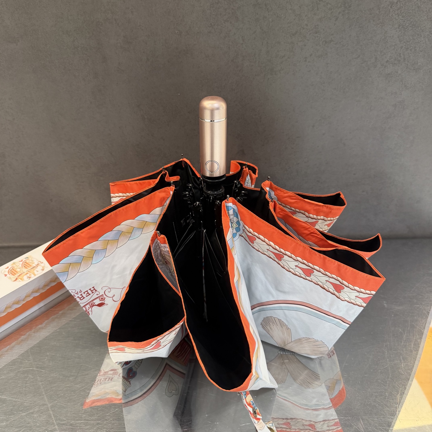 爱马仕HERMES 三折防晒睛雨伞。。 夏季新款 全自动折叠晴雨伞 内里黑色涂层防晒有效阻隔紫外线99%