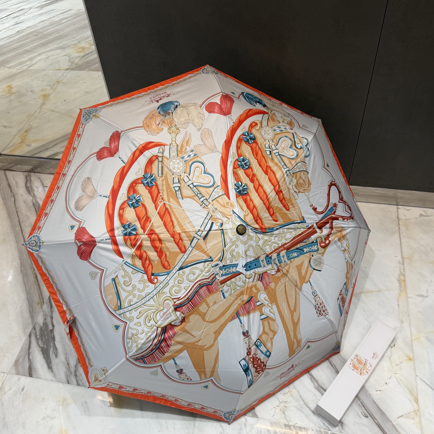 爱马仕HERMES 三折防晒睛雨伞。。 夏季新款 全自动折叠晴雨伞 内里黑色涂层防晒有效阻隔紫外线99%