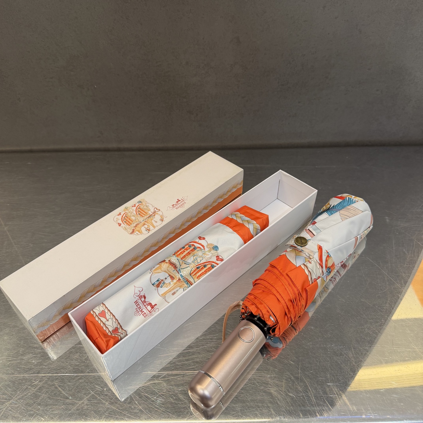 爱马仕HERMES 三折防晒睛雨伞。。 夏季新款 全自动折叠晴雨伞 内里黑色涂层防晒有效阻隔紫外线99%