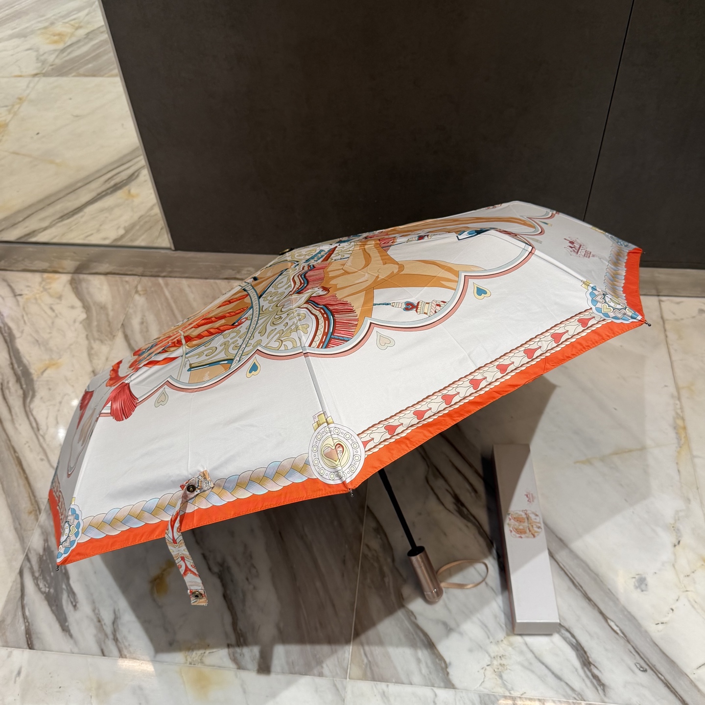 爱马仕HERMES 三折防晒睛雨伞。。 夏季新款 全自动折叠晴雨伞 内里黑色涂层防晒有效阻隔紫外线99%