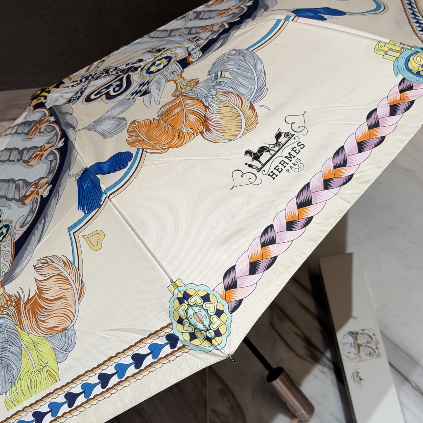 爱马仕HERMES 三折防晒睛雨伞。。 夏季新款 全自动折叠晴雨伞 内里黑色涂层防晒有效阻隔紫外线99%