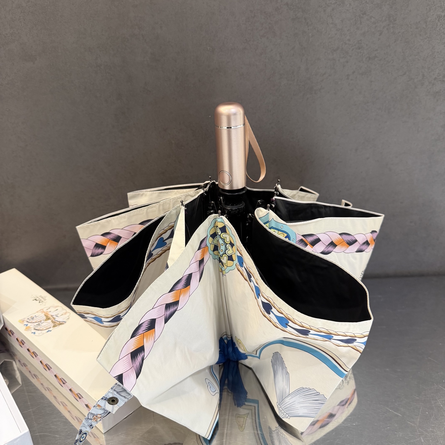 爱马仕HERMES 三折防晒睛雨伞。。 夏季新款 全自动折叠晴雨伞 内里黑色涂层防晒有效阻隔紫外线99%