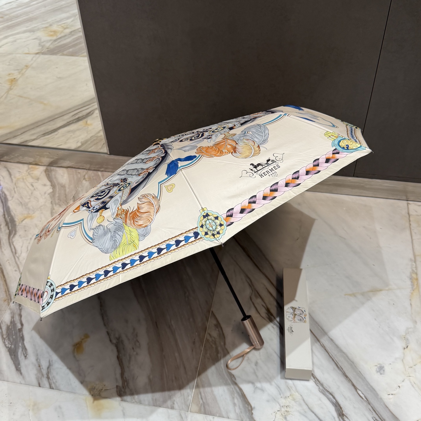 爱马仕HERMES 三折防晒睛雨伞。。 夏季新款 全自动折叠晴雨伞 内里黑色涂层防晒有效阻隔紫外线99%