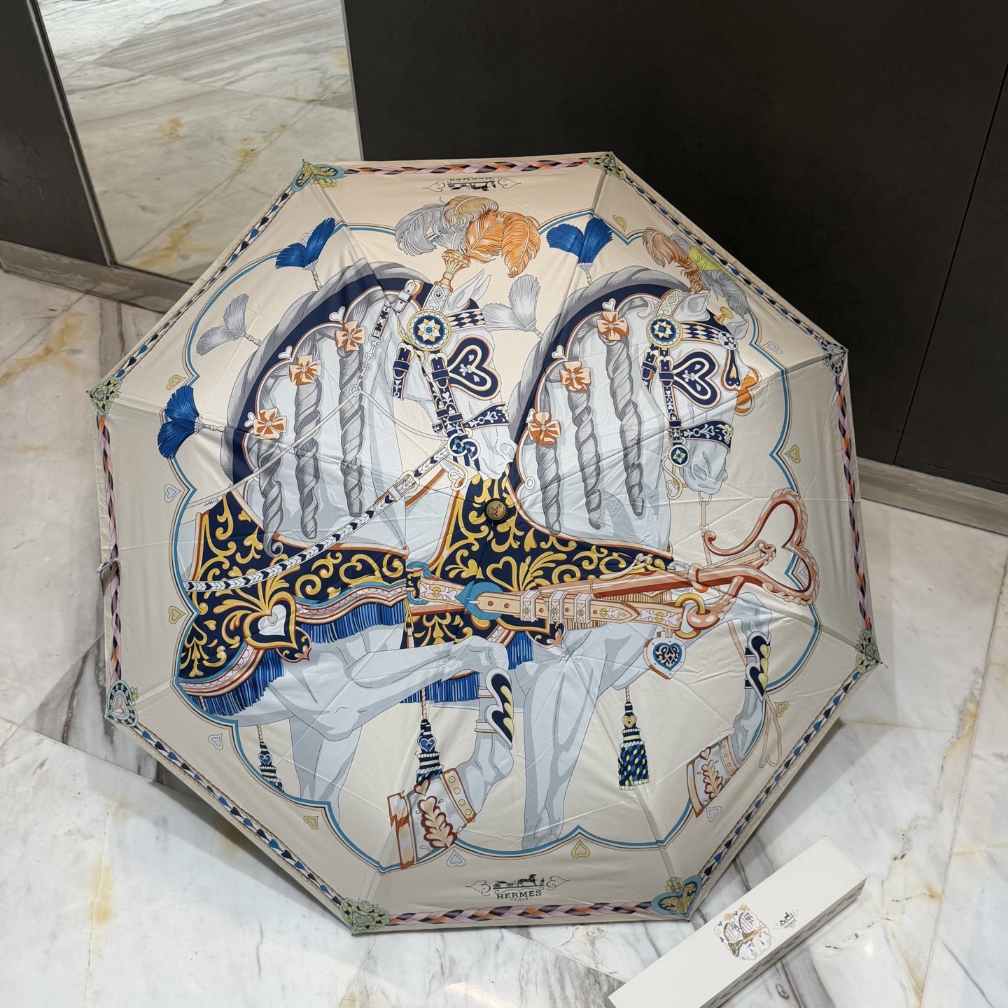 爱马仕HERMES 三折防晒睛雨伞。。 夏季新款 全自动折叠晴雨伞 内里黑色涂层防晒有效阻隔紫外线99%