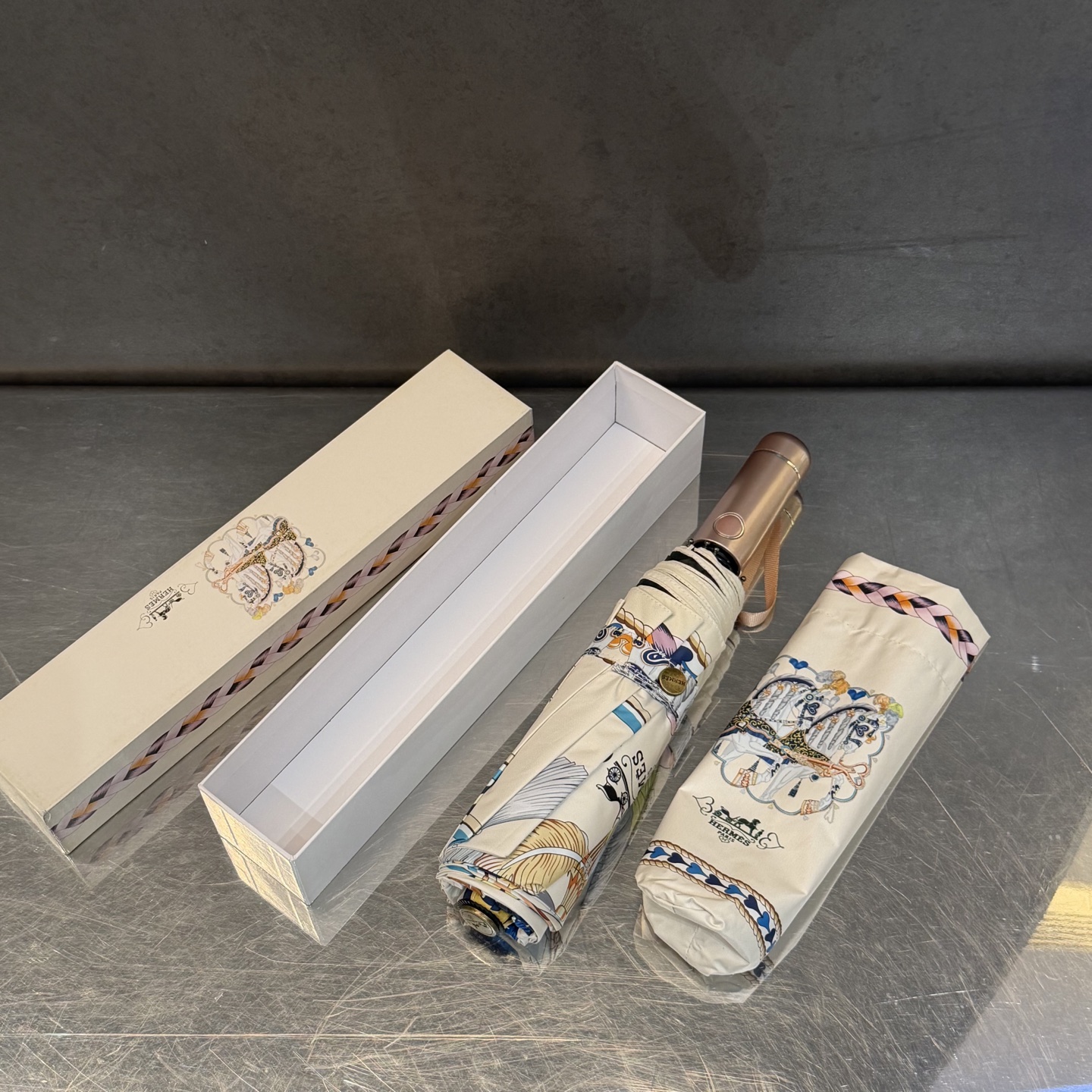 爱马仕HERMES 三折防晒睛雨伞。。 夏季新款 全自动折叠晴雨伞 内里黑色涂层防晒有效阻隔紫外线99%