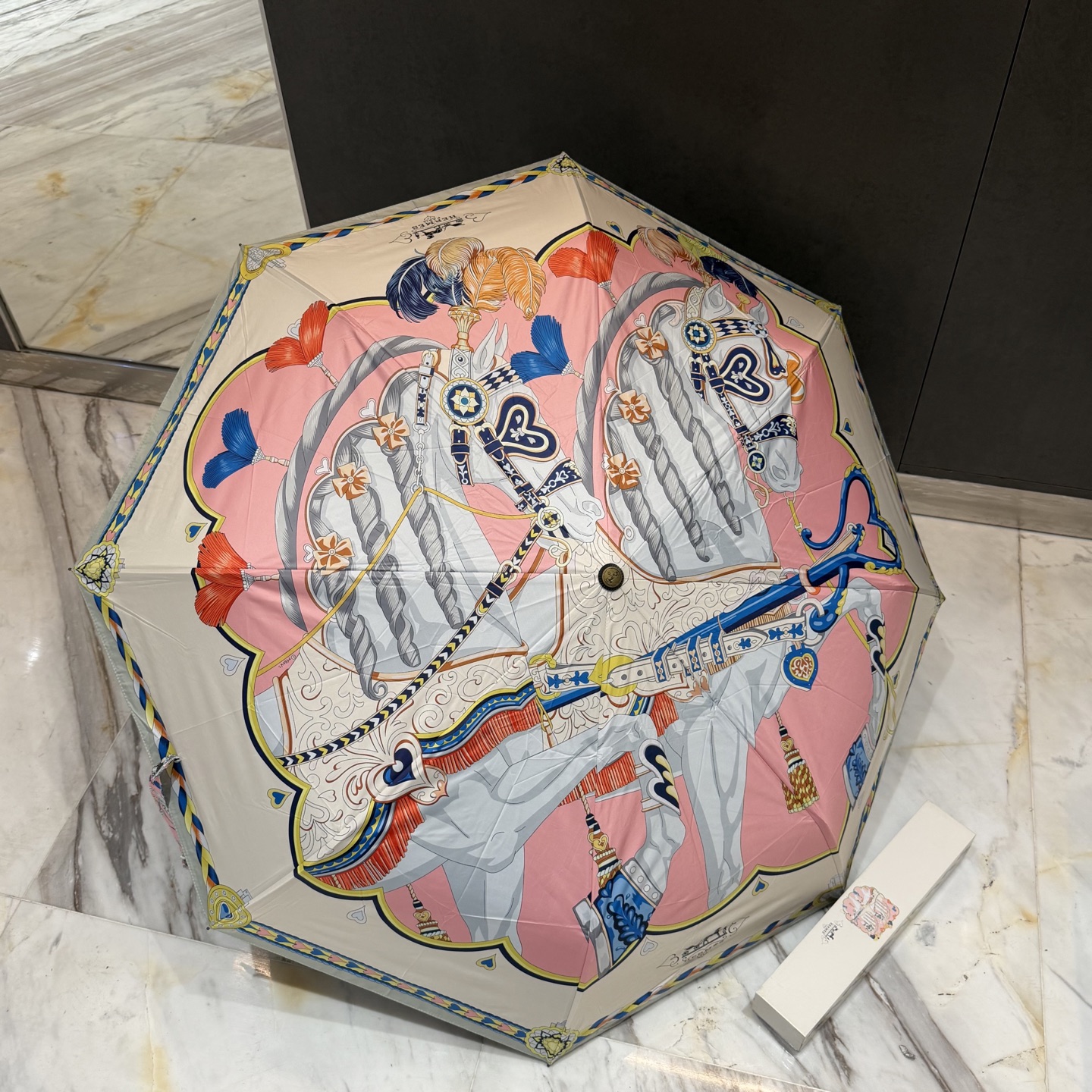 爱马仕HERMES 三折防晒睛雨伞。。 夏季新款 全自动折叠晴雨伞 内里黑色涂层防晒有效阻隔紫外线99%