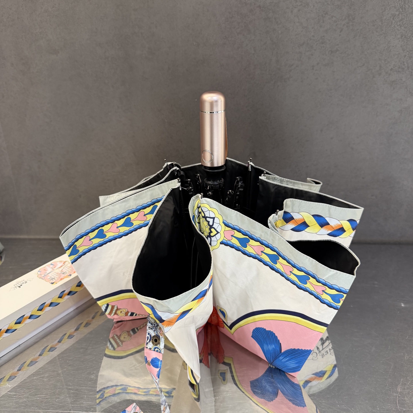 爱马仕HERMES 三折防晒睛雨伞。。 夏季新款 全自动折叠晴雨伞 内里黑色涂层防晒有效阻隔紫外线99%