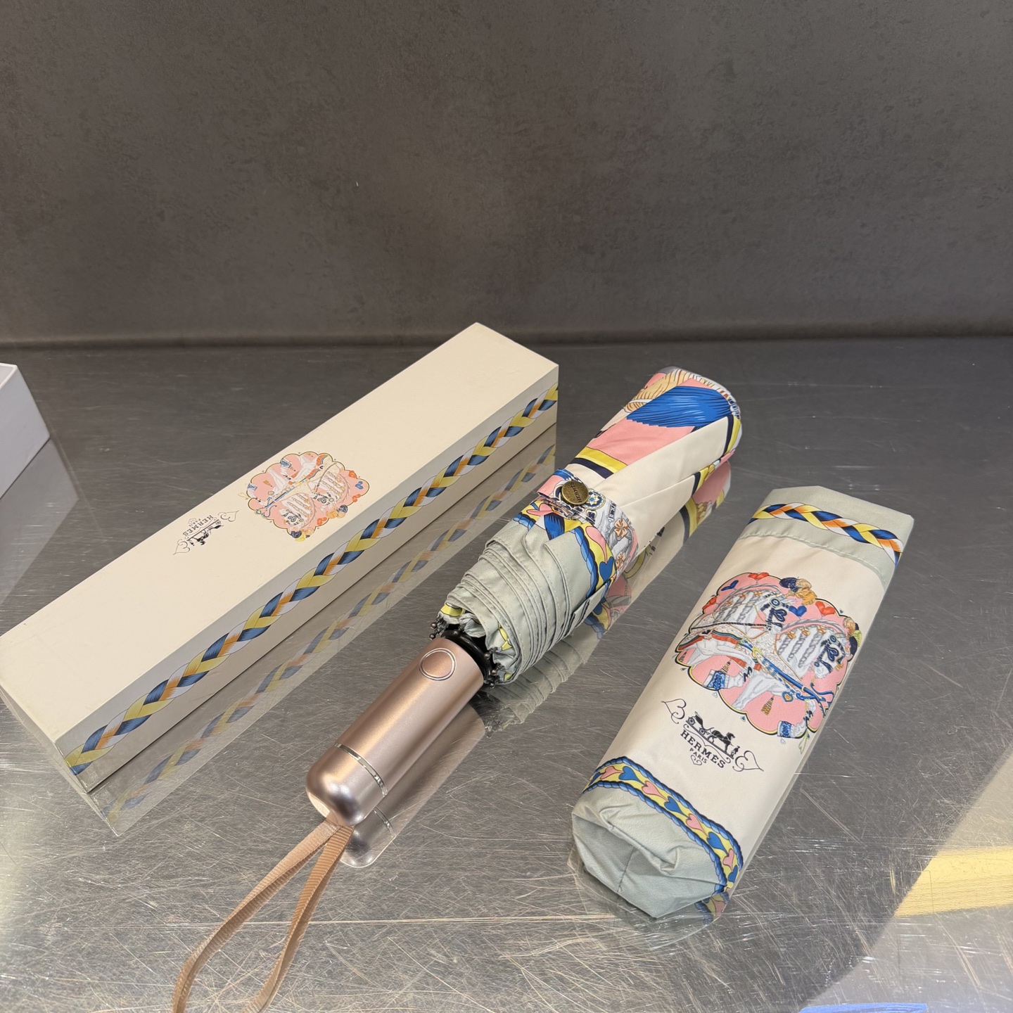 爱马仕HERMES 三折防晒睛雨伞。。 夏季新款 全自动折叠晴雨伞 内里黑色涂层防晒有效阻隔紫外线99%