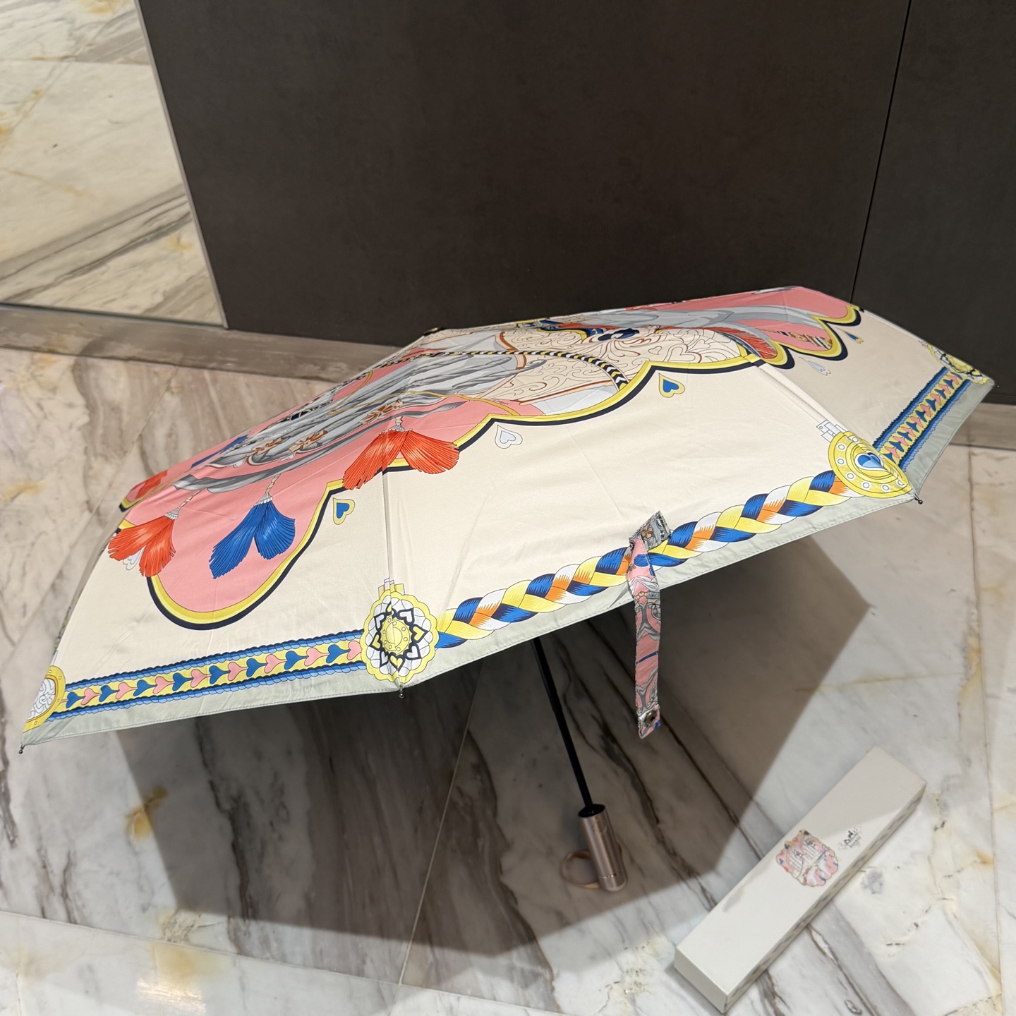 爱马仕HERMES 三折防晒睛雨伞。。 夏季新款 全自动折叠晴雨伞 内里黑色涂层防晒有效阻隔紫外线99%