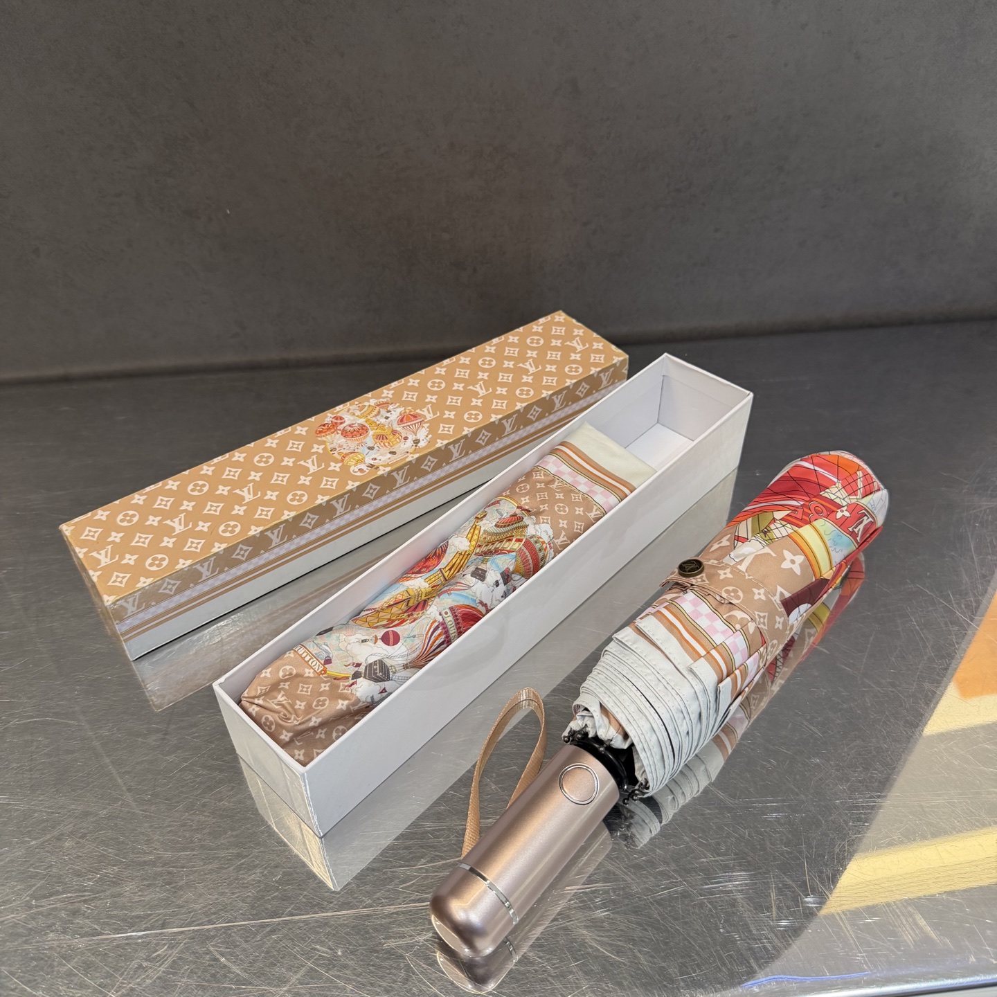 LV 路易威登三折防晒睛雨伞。。 夏季新款 全自动折叠晴雨伞 内里黑色涂层防晒有效阻隔紫外线99%，UP