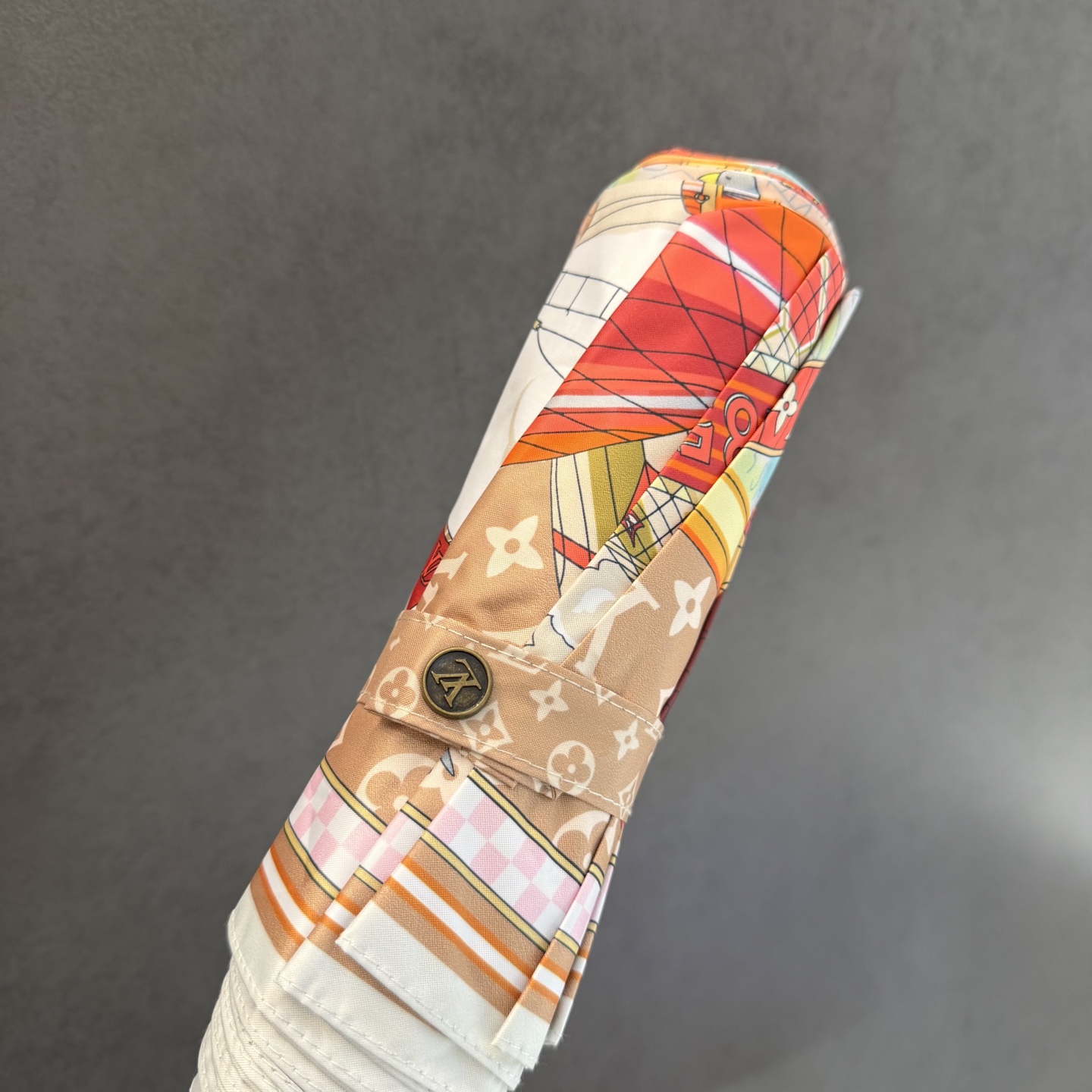 LV 路易威登三折防晒睛雨伞。。 夏季新款 全自动折叠晴雨伞 内里黑色涂层防晒有效阻隔紫外线99%，UP