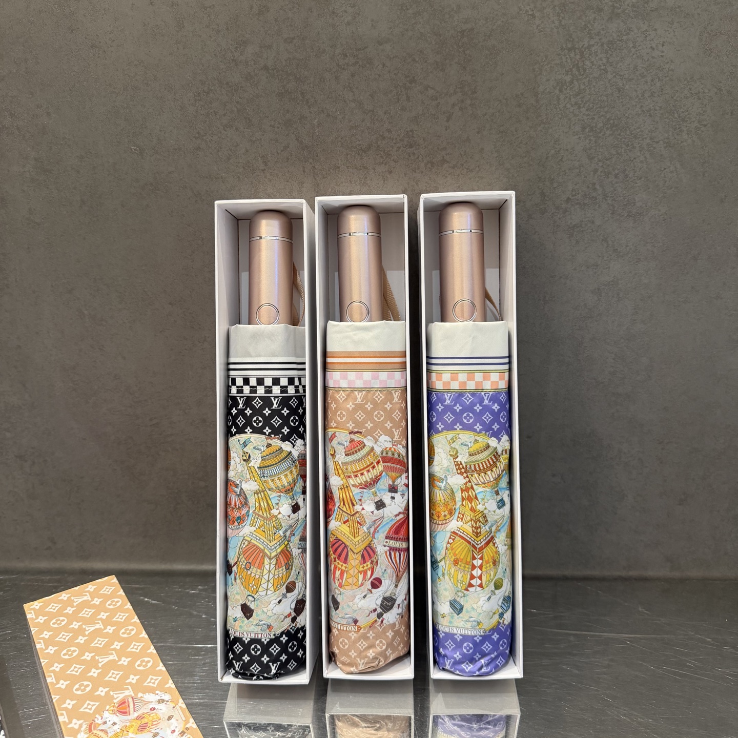 LV 路易威登三折防晒睛雨伞。。 夏季新款 全自动折叠晴雨伞 内里黑色涂层防晒有效阻隔紫外线99%，UP