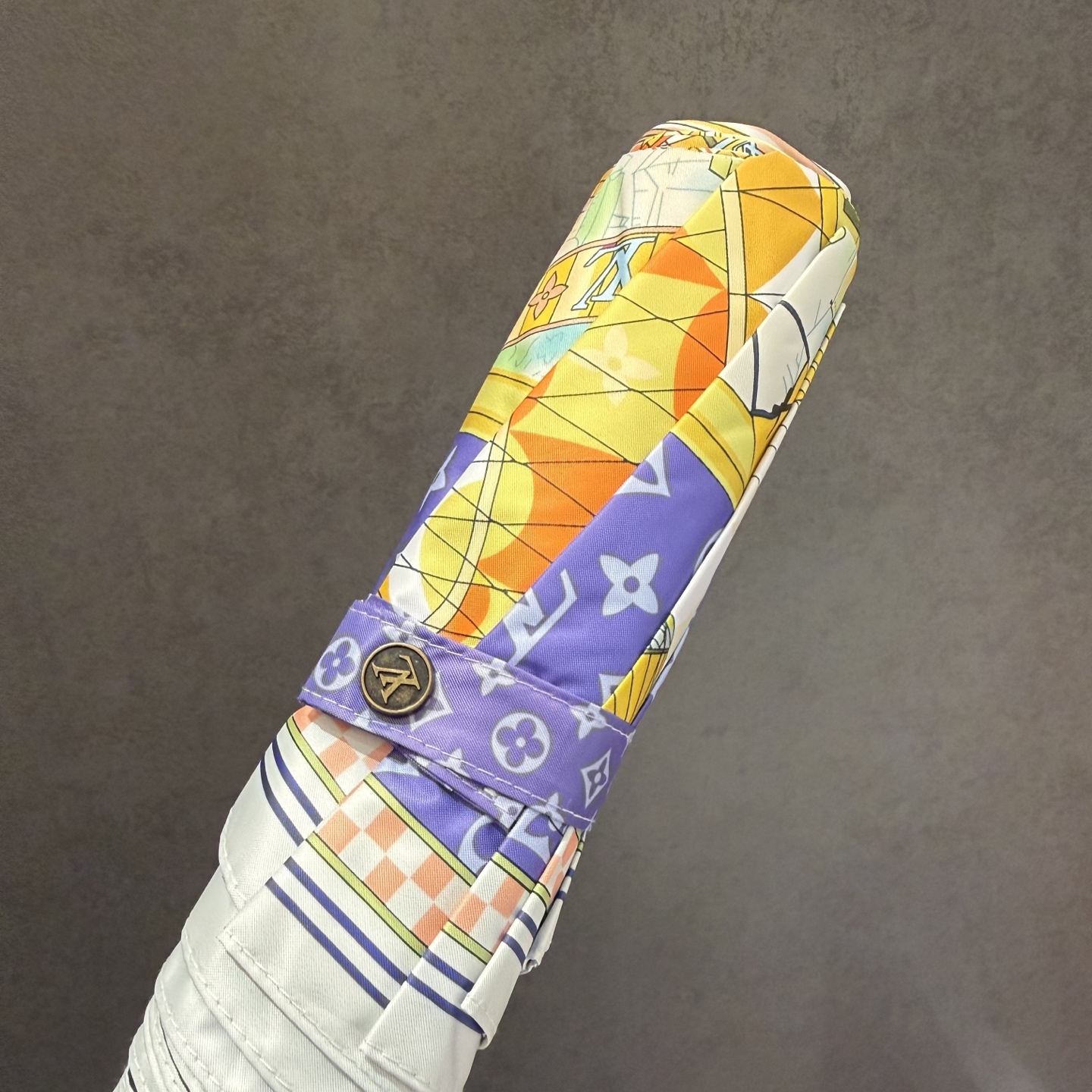 LV 路易威登三折防晒睛雨伞。。 夏季新款 全自动折叠晴雨伞 内里黑色涂层防晒有效阻隔紫外线99%，UP