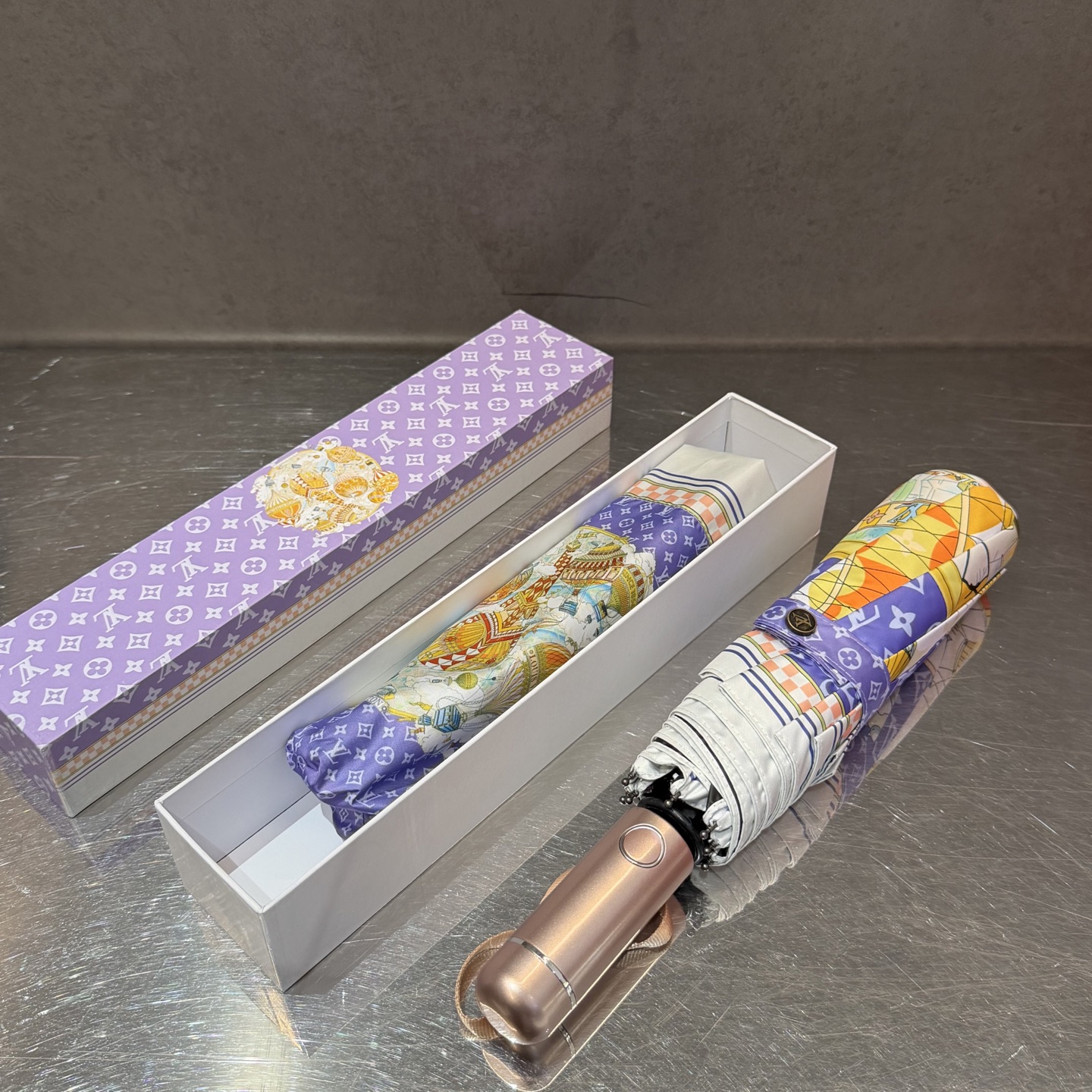 LV 路易威登三折防晒睛雨伞。。 夏季新款 全自动折叠晴雨伞 内里黑色涂层防晒有效阻隔紫外线99%，UP