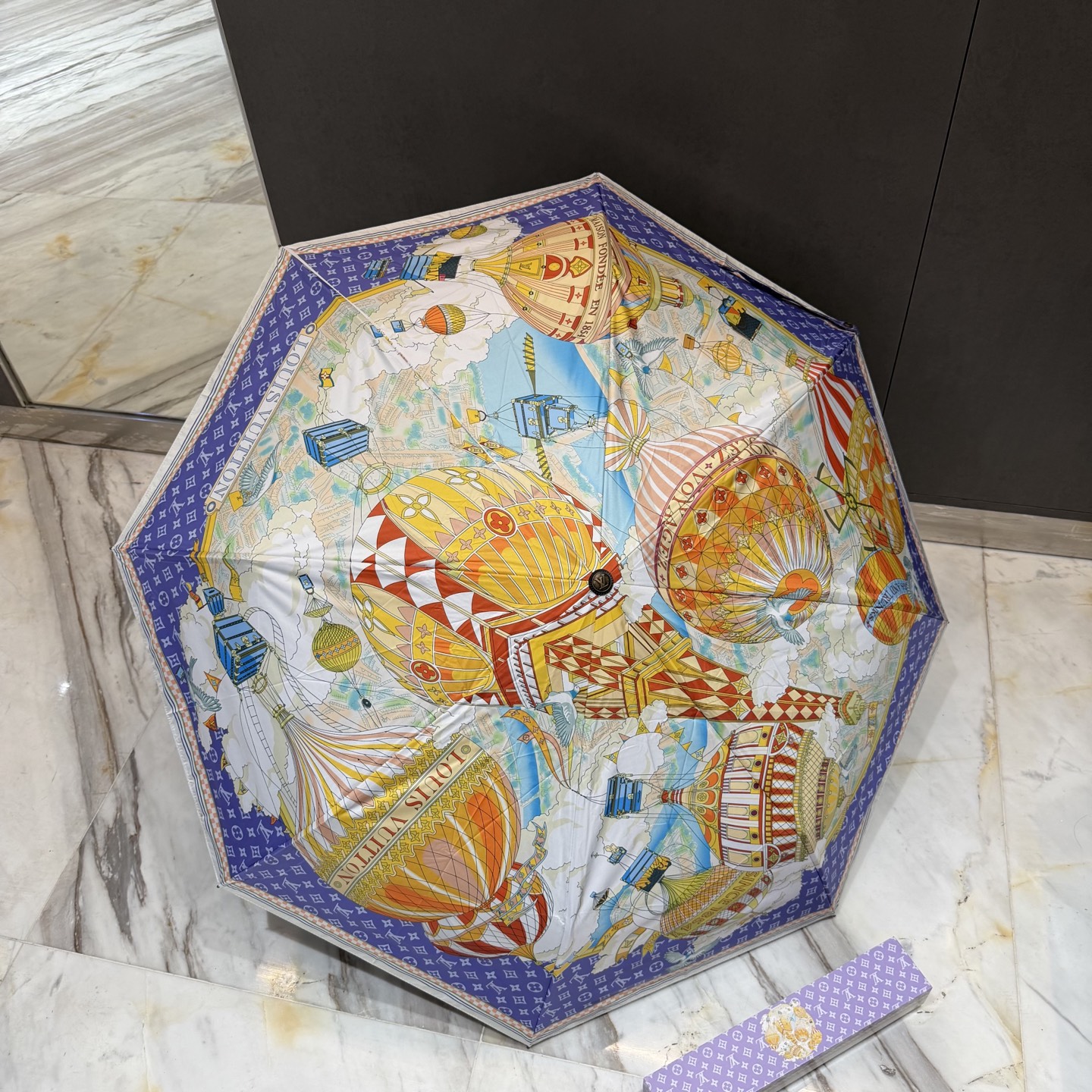 LV 路易威登三折防晒睛雨伞。。 夏季新款 全自动折叠晴雨伞 内里黑色涂层防晒有效阻隔紫外线99%，UP