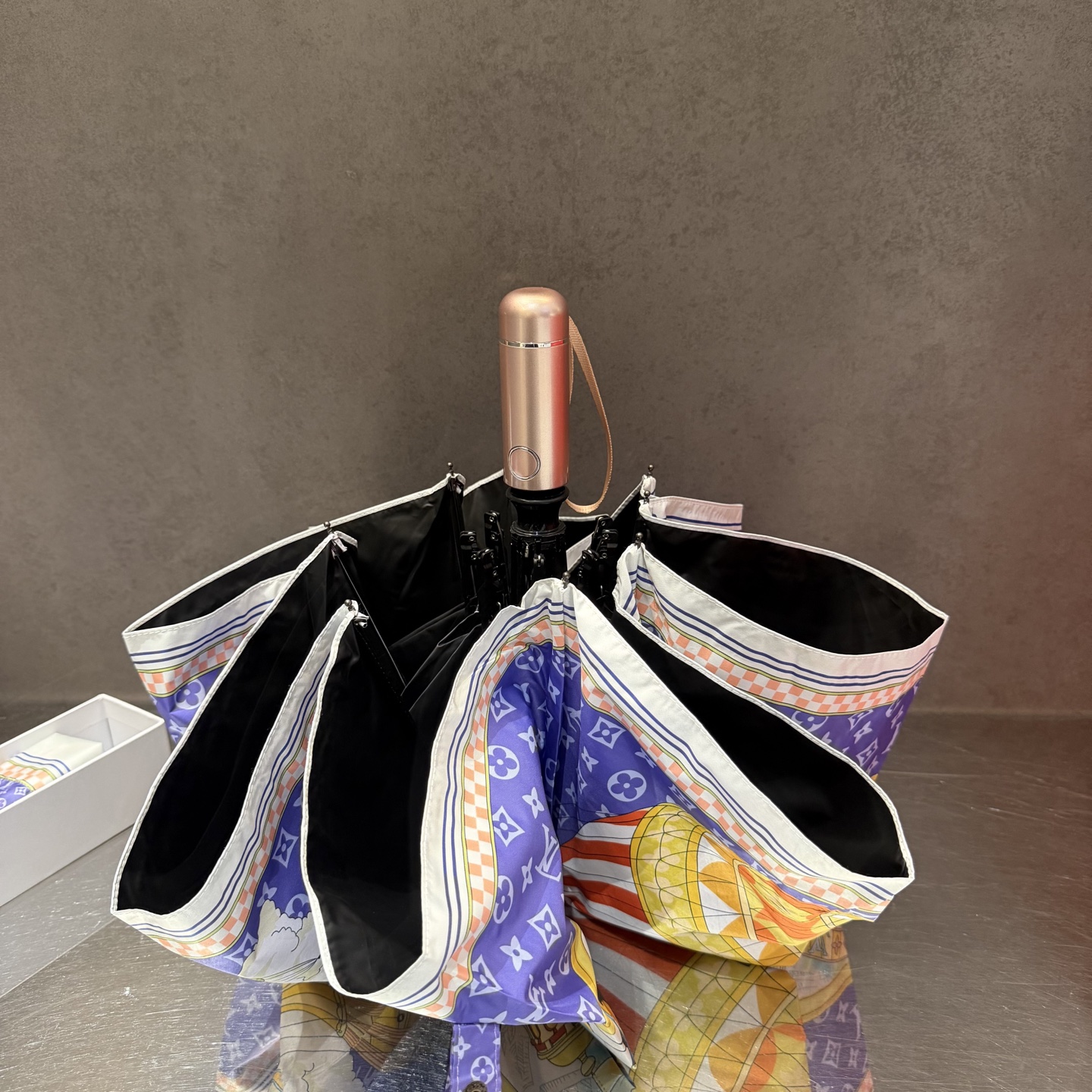 LV 路易威登三折防晒睛雨伞。。 夏季新款 全自动折叠晴雨伞 内里黑色涂层防晒有效阻隔紫外线99%，UP