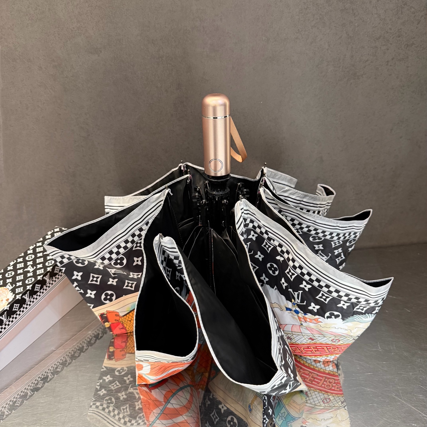 LV 路易威登三折防晒睛雨伞。。 夏季新款 全自动折叠晴雨伞 内里黑色涂层防晒有效阻隔紫外线99%，UP