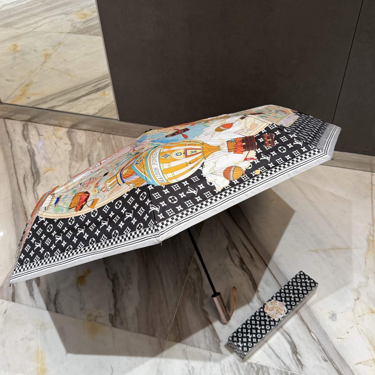 LV 路易威登三折防晒睛雨伞。。 夏季新款 全自动折叠晴雨伞 内里黑色涂层防晒有效阻隔紫外线99%，UP