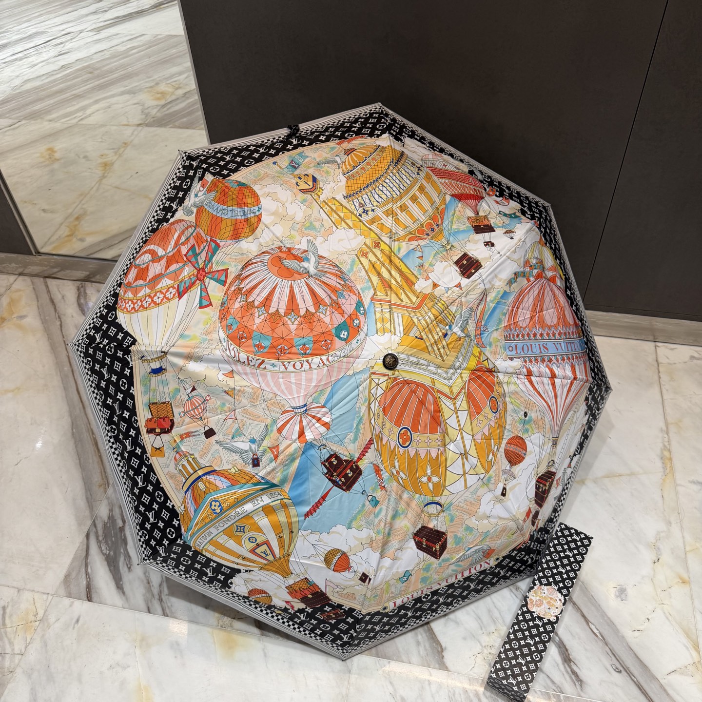 LV 路易威登三折防晒睛雨伞。。 夏季新款 全自动折叠晴雨伞 内里黑色涂层防晒有效阻隔紫外线99%，UP