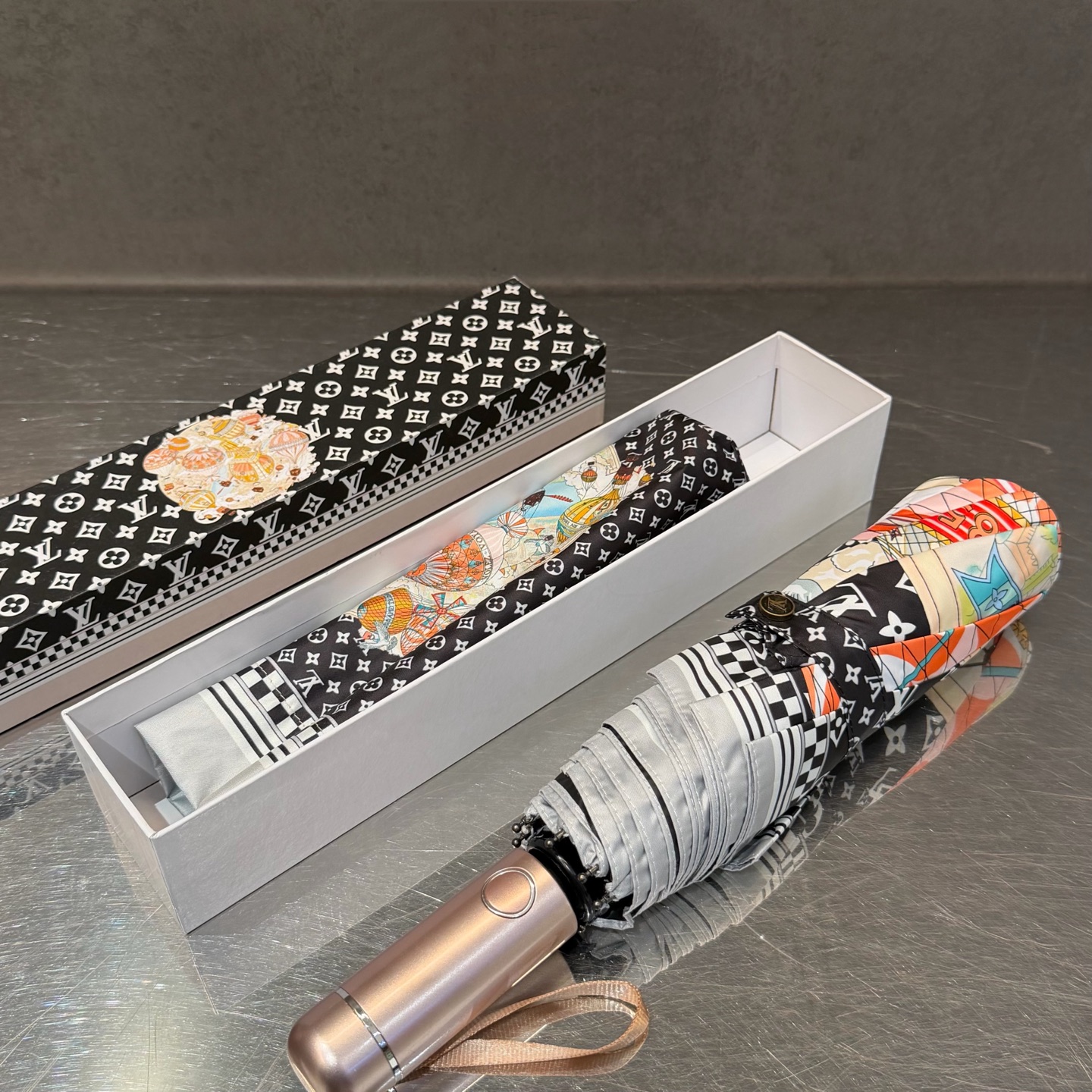 LV 路易威登三折防晒睛雨伞。。 夏季新款 全自动折叠晴雨伞 内里黑色涂层防晒有效阻隔紫外线99%，UP