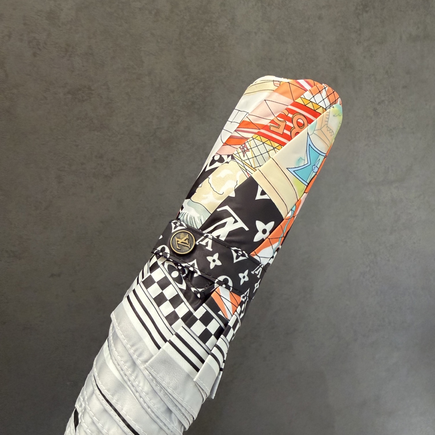 LV 路易威登三折防晒睛雨伞。。 夏季新款 全自动折叠晴雨伞 内里黑色涂层防晒有效阻隔紫外线99%，UP