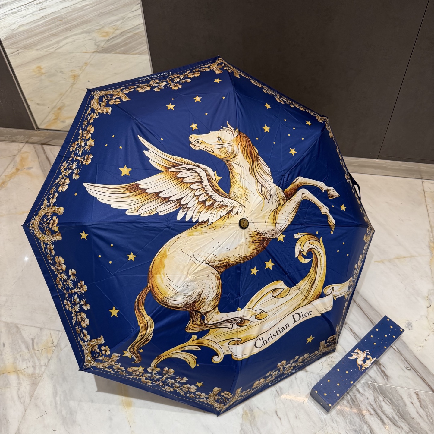 迪奥Dior 三折防晒睛雨伞。。夏季新款 全自动折叠晴雨伞 内里黑色涂层防晒有效阻隔紫外线99%，UPF