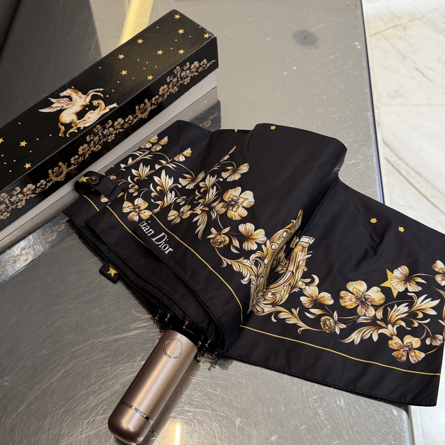 迪奥Dior 三折防晒睛雨伞。。夏季新款 全自动折叠晴雨伞 内里黑色涂层防晒有效阻隔紫外线99%，UPF