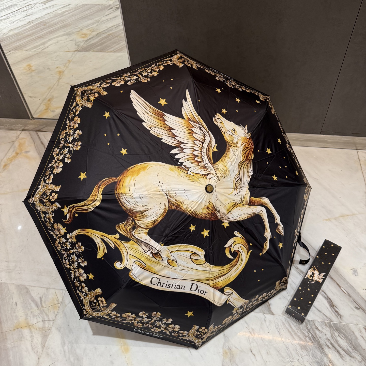 迪奥Dior 三折防晒睛雨伞。。夏季新款 全自动折叠晴雨伞 内里黑色涂层防晒有效阻隔紫外线99%，UPF