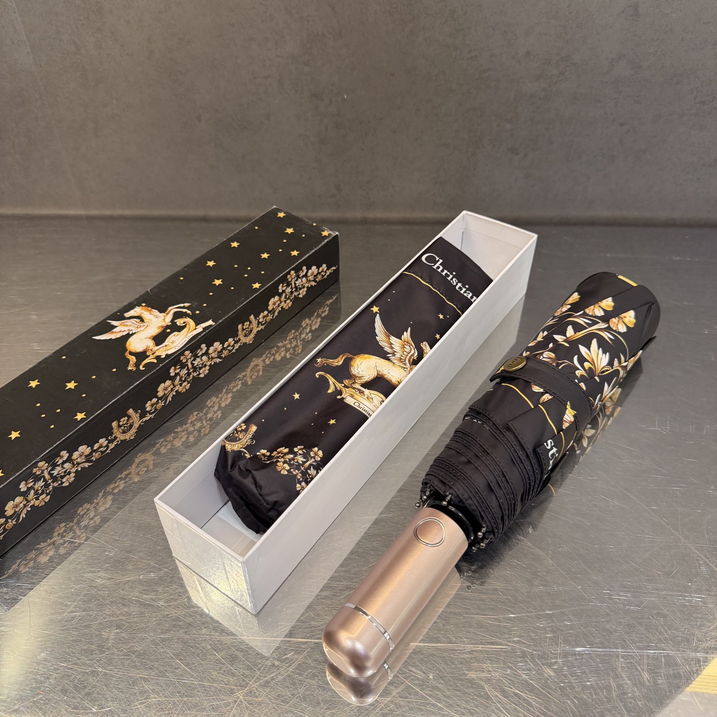 迪奥Dior 三折防晒睛雨伞。。夏季新款 全自动折叠晴雨伞 内里黑色涂层防晒有效阻隔紫外线99%，UPF