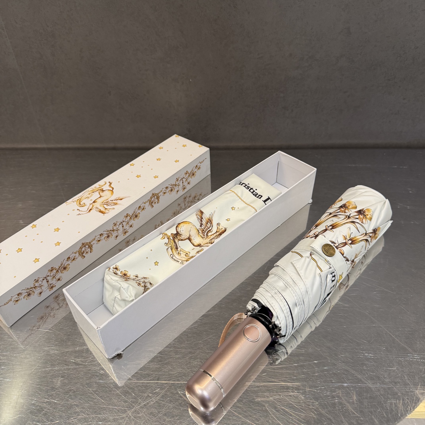 迪奥Dior 三折防晒睛雨伞。。夏季新款 全自动折叠晴雨伞 内里黑色涂层防晒有效阻隔紫外线99%，UPF