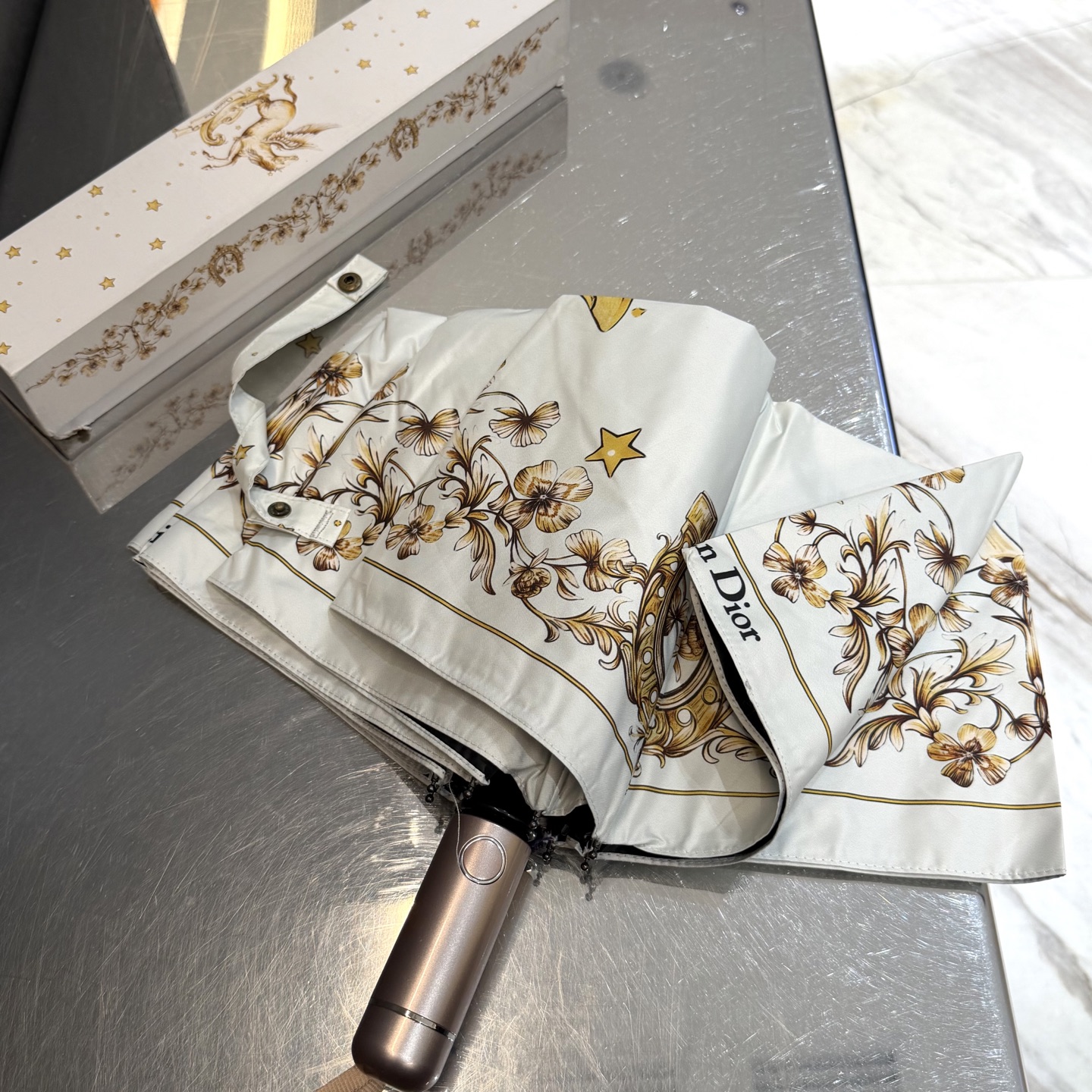 迪奥Dior 三折防晒睛雨伞。。夏季新款 全自动折叠晴雨伞 内里黑色涂层防晒有效阻隔紫外线99%，UPF