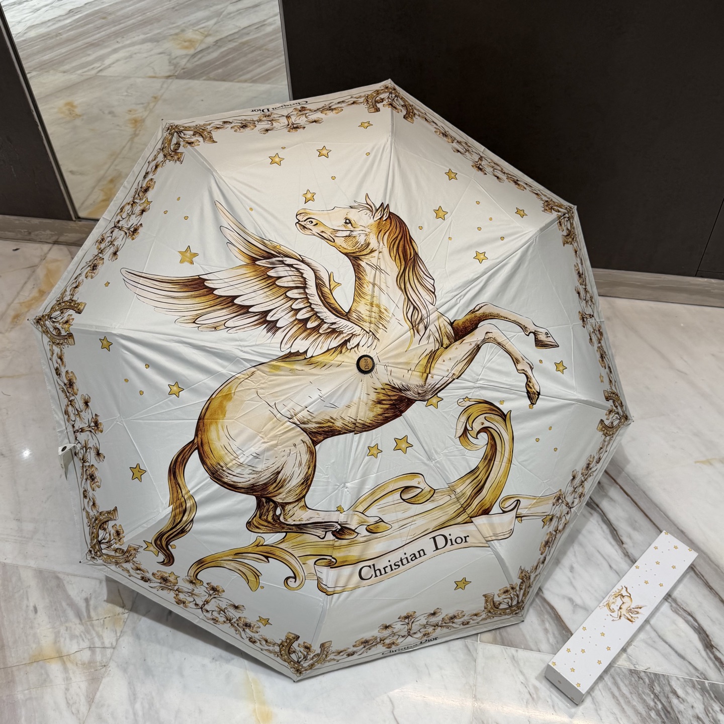 迪奥Dior 三折防晒睛雨伞。。夏季新款 全自动折叠晴雨伞 内里黑色涂层防晒有效阻隔紫外线99%，UPF