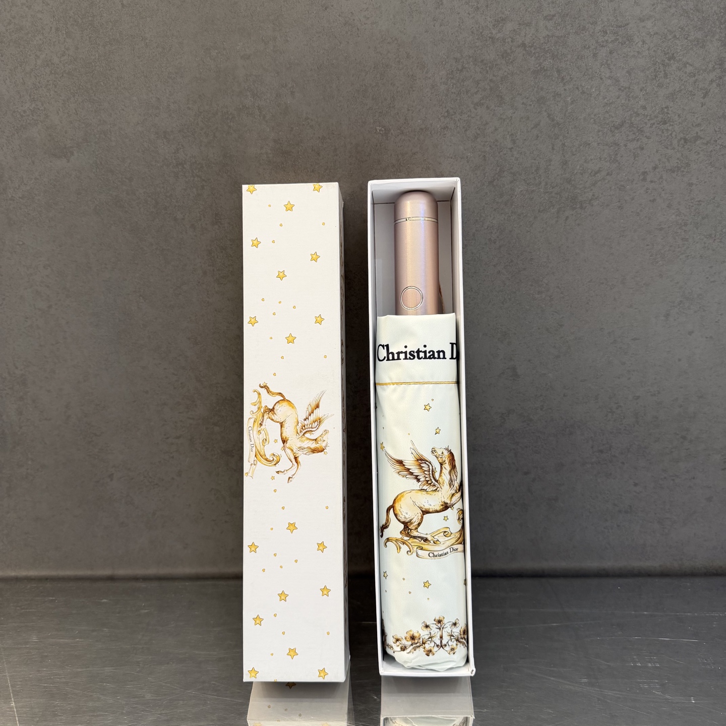 NO:754465,Dior's new three-fold sunscreen umbrella for summer. Fully automatic folding sun umbrella. The black sunscreen coating on the inside effectively blocks 99% of ultraviolet rays, UPF>, so it can have a cooling effect under the umbrella!  Effective heat insulation and efficient sun protection. It can be done in one go. It is ultra-light and the whole material is very light. The width and diameter are 102cm. It can be folded into a 30cm gift box for umbrellas, parasols, sun umbrellas, umbrellas, dior, dior, and umbrellas.19860909迪奥Dior 三折防晒睛雨伞夏季新款 全自动折叠晴雨伞 内里黑色涂层防晒有效阻隔紫外线99,UPF> 所以能起到伞下体感降温的效果！ 有效隔热 高效防晒 一把搞定,超轻全吕材质自重很轻 宽度直径102cm ,折30cm礼盒装雨伞遮阳伞太阳伞,雨伞,dior,dior,umbrellas,accessory