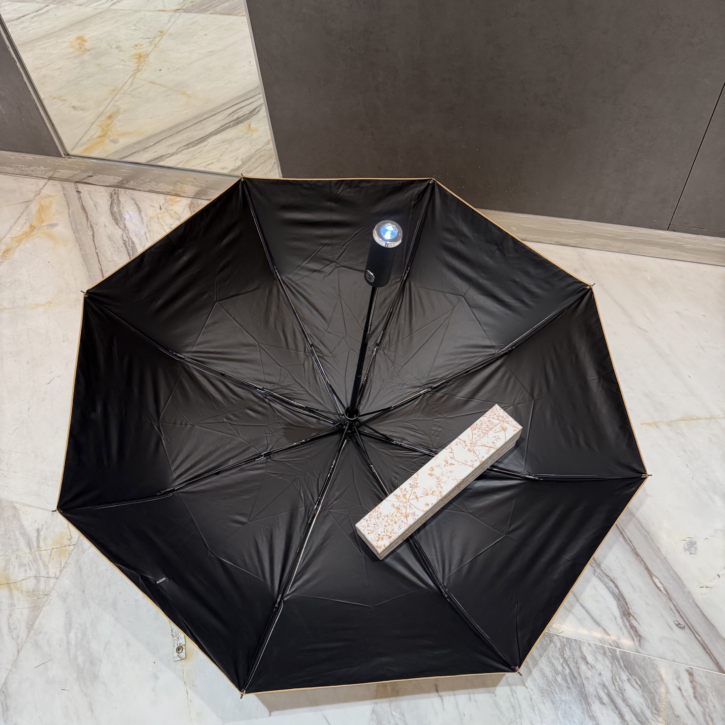 迪奥Dior 三折防晒睛雨伞。。夏季新款 全自动折叠晴雨伞 内里黑色涂层防晒有效阻隔紫外线99%，UPF