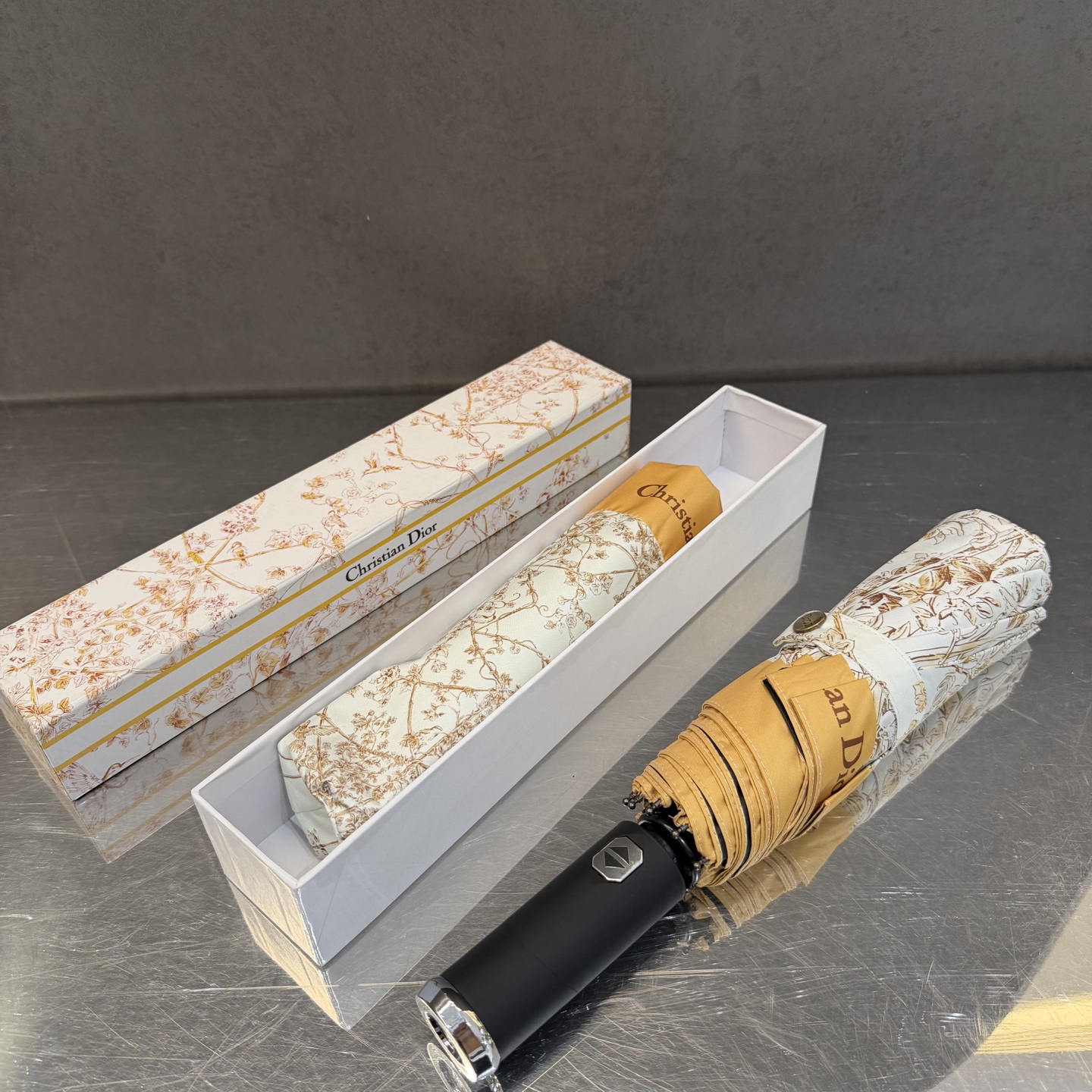 迪奥Dior 三折防晒睛雨伞。。夏季新款 全自动折叠晴雨伞 内里黑色涂层防晒有效阻隔紫外线99%，UPF