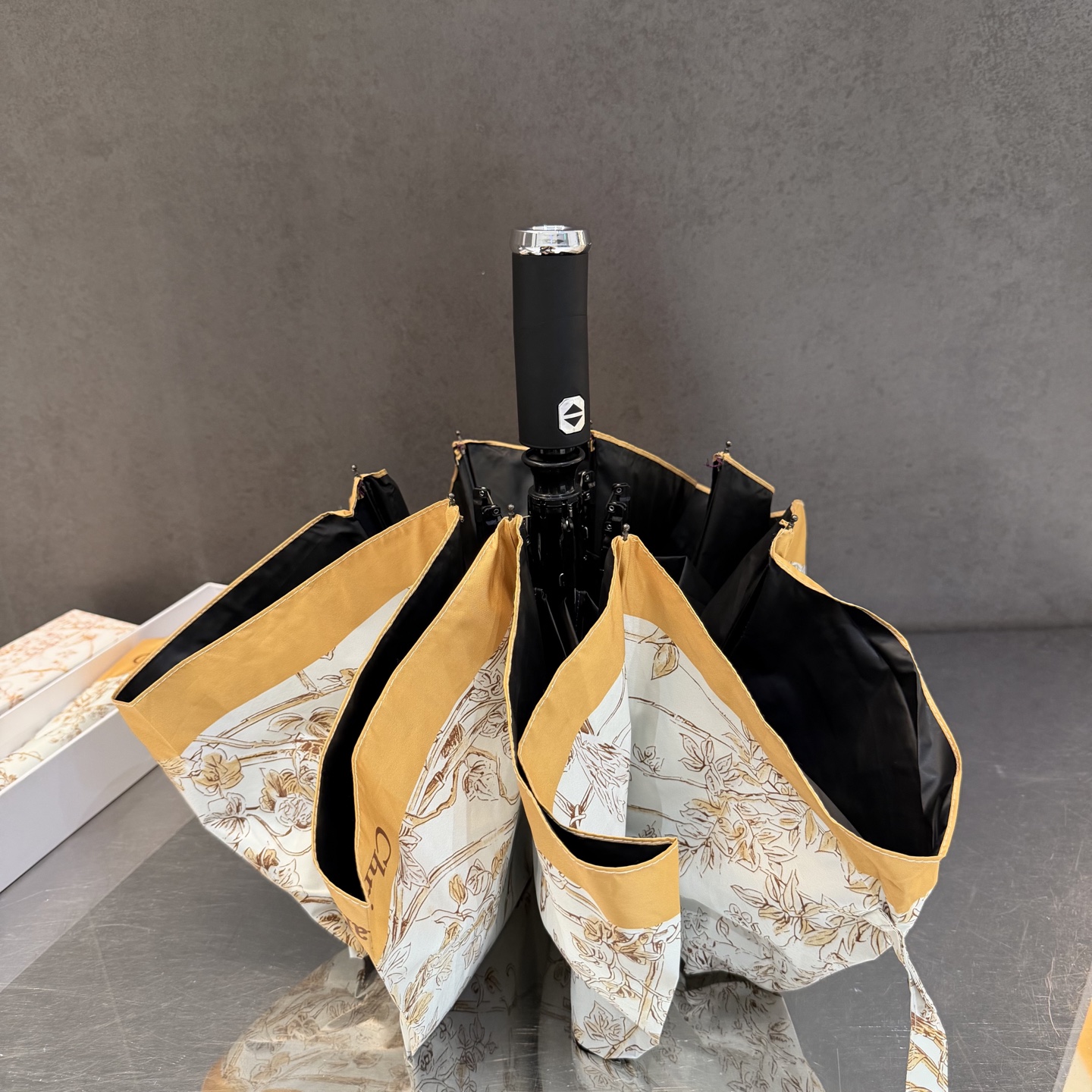 迪奥Dior 三折防晒睛雨伞。。夏季新款 全自动折叠晴雨伞 内里黑色涂层防晒有效阻隔紫外线99%，UPF