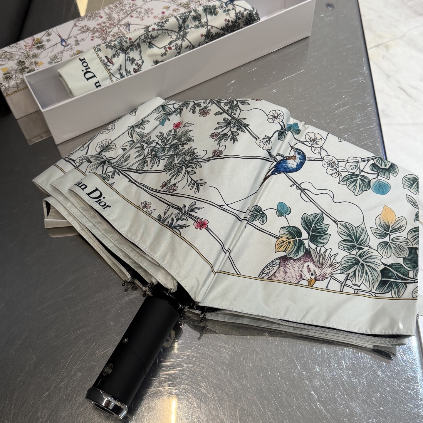 迪奥Dior 三折防晒睛雨伞。。夏季新款 全自动折叠晴雨伞 内里黑色涂层防晒有效阻隔紫外线99%，UPF