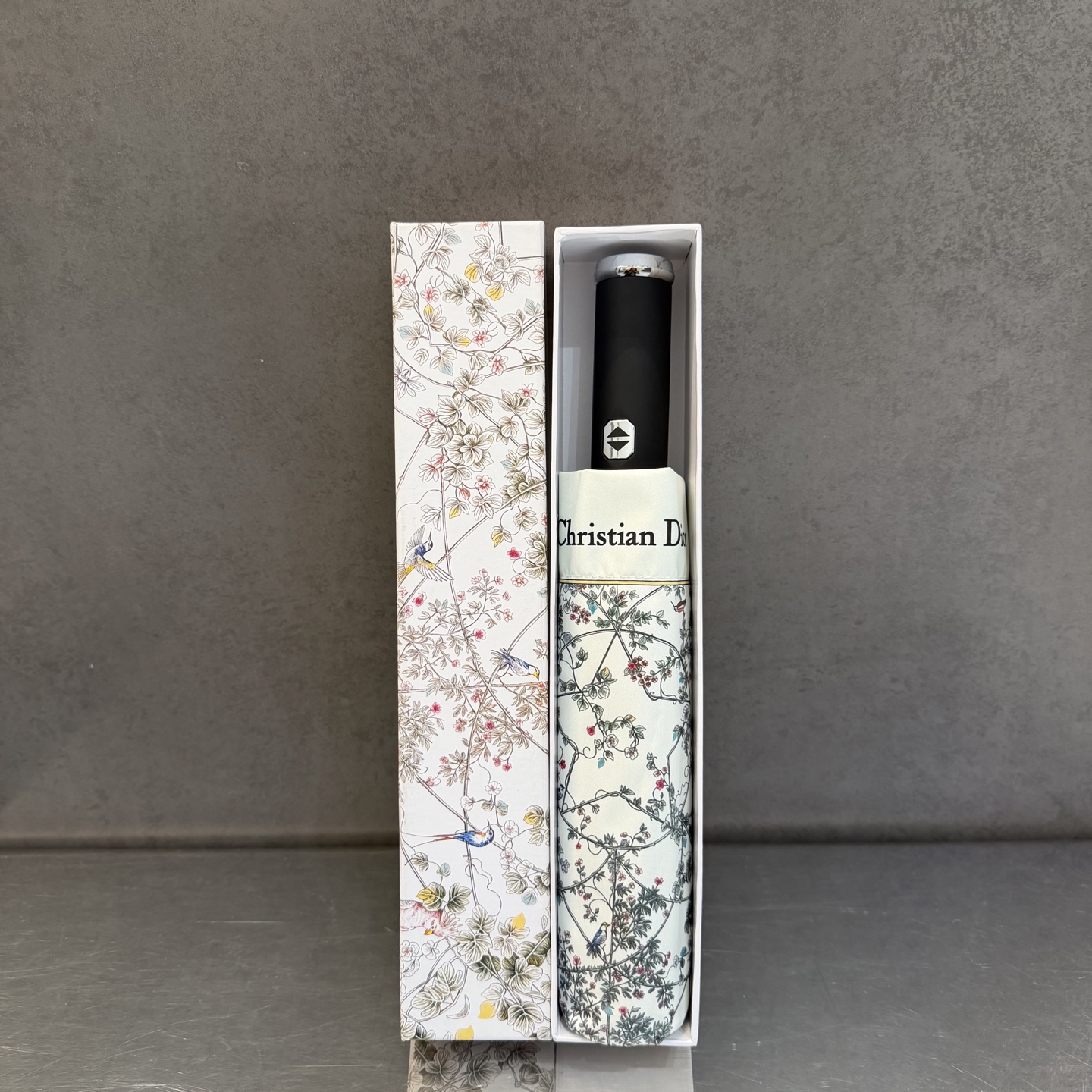 迪奥Dior 三折防晒睛雨伞。。夏季新款 全自动折叠晴雨伞 内里黑色涂层防晒有效阻隔紫外线99%，UPF