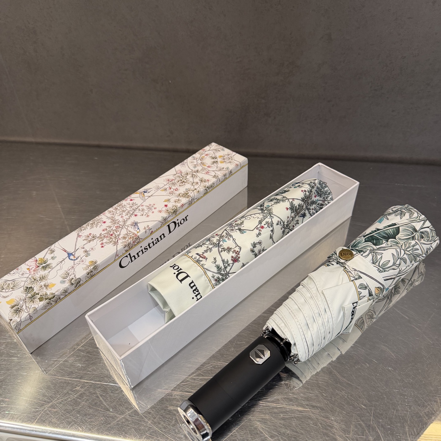 迪奥Dior 三折防晒睛雨伞。。夏季新款 全自动折叠晴雨伞 内里黑色涂层防晒有效阻隔紫外线99%，UPF