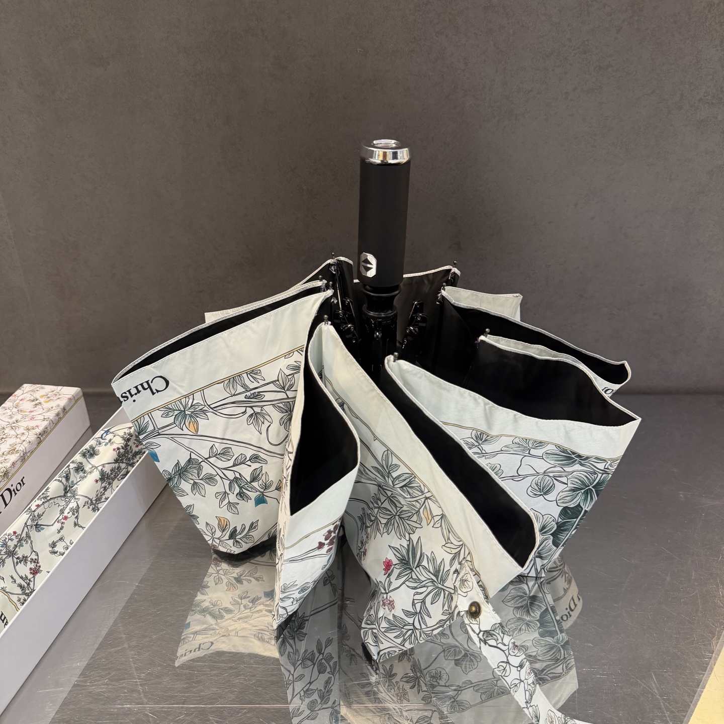 迪奥Dior 三折防晒睛雨伞。。夏季新款 全自动折叠晴雨伞 内里黑色涂层防晒有效阻隔紫外线99%，UPF