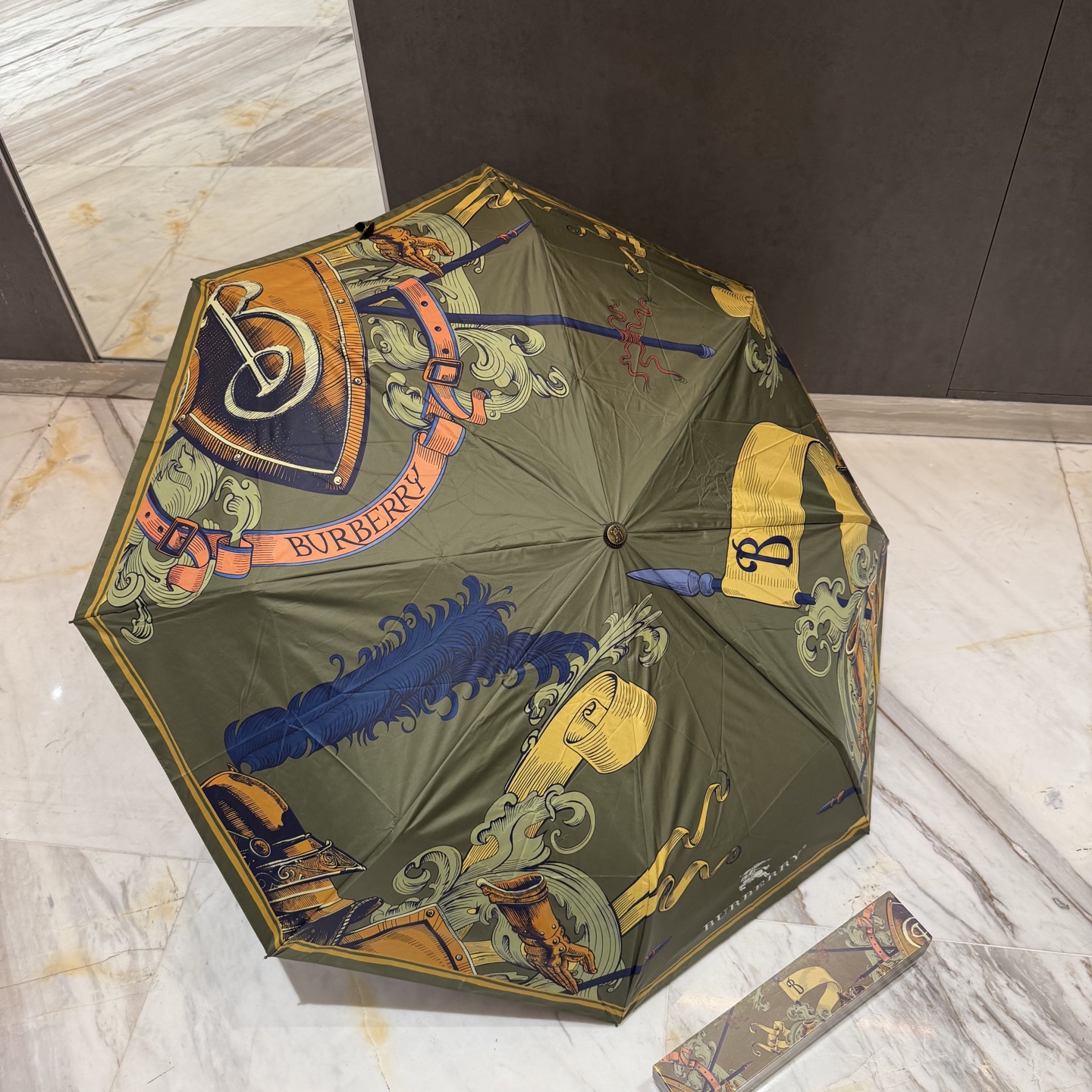 巴宝莉BURBERRY 三折防晒睛雨伞。。 2025夏季新款 全自动折叠晴雨伞 内里黑色涂层防晒有效阻隔