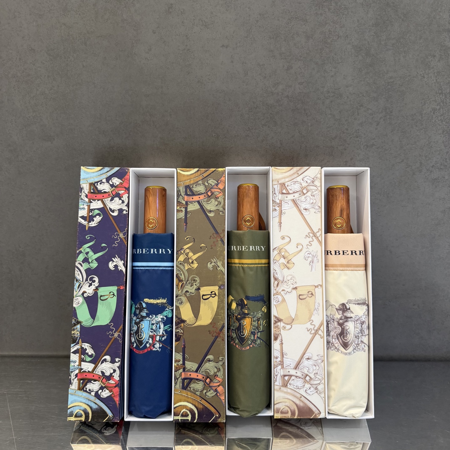 巴宝莉BURBERRY 三折防晒睛雨伞。。 2025夏季新款 全自动折叠晴雨伞 内里黑色涂层防晒有效阻隔