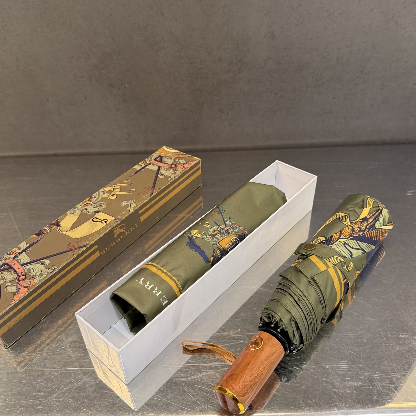 巴宝莉BURBERRY 三折防晒睛雨伞。。 2025夏季新款 全自动折叠晴雨伞 内里黑色涂层防晒有效阻隔